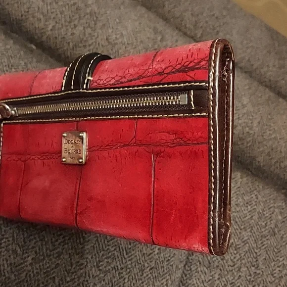 RARE DOONEY & BOURKE Burnished Red & Brown Embossed Croc Leather Wallet - Picture 10 of 11